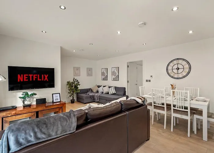 Modern 2 Bed Apartment By Station Square