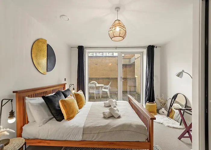 Modern 2 Bed Apartment By Station Square