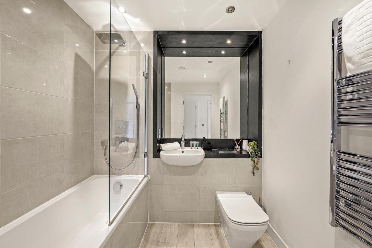 Modern 2 Bed By Station Square