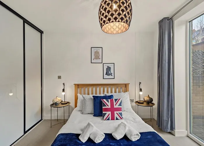 Modern 2 Bed Apartment By Station Square