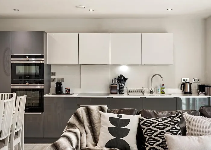 Modern 2 Bed Apartment By Station Square