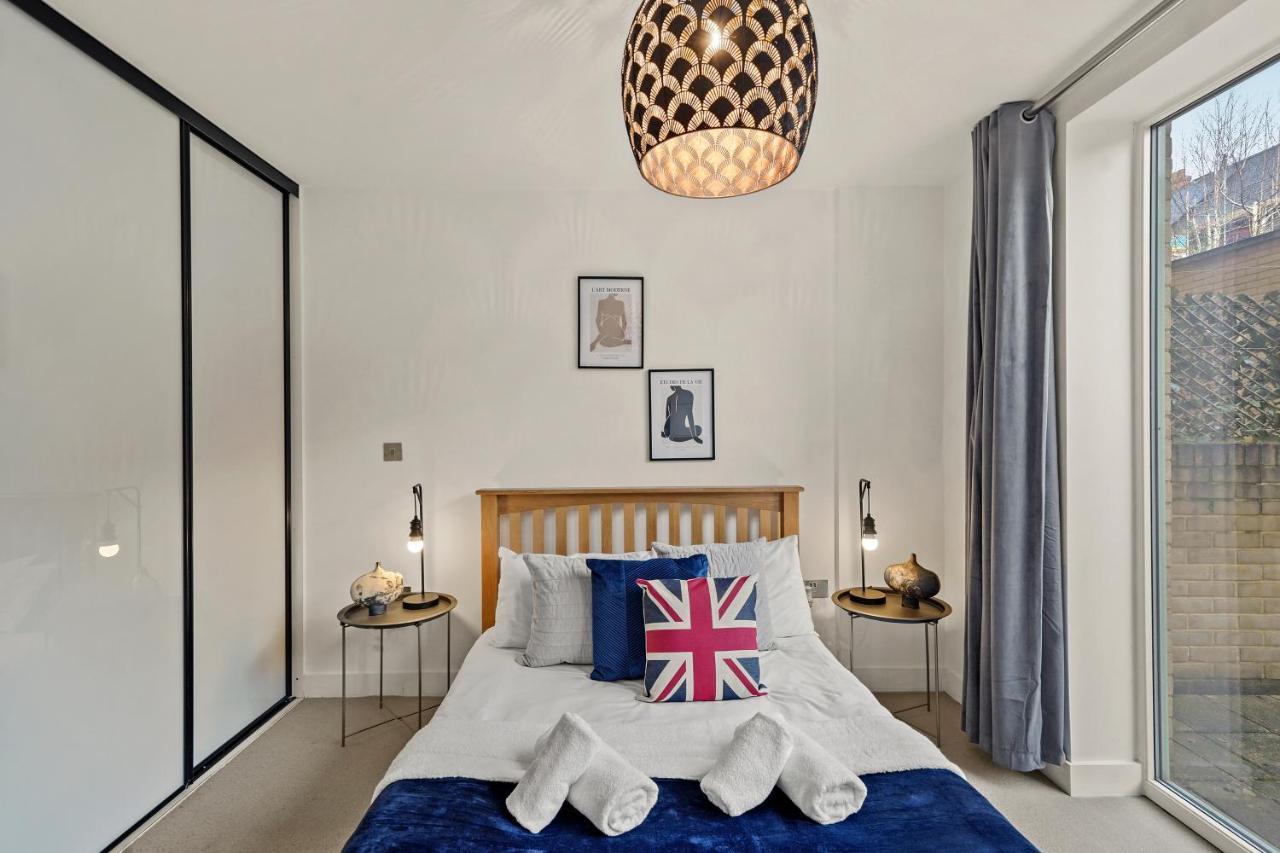 Modern 2 Bed By Station Square Apartment *