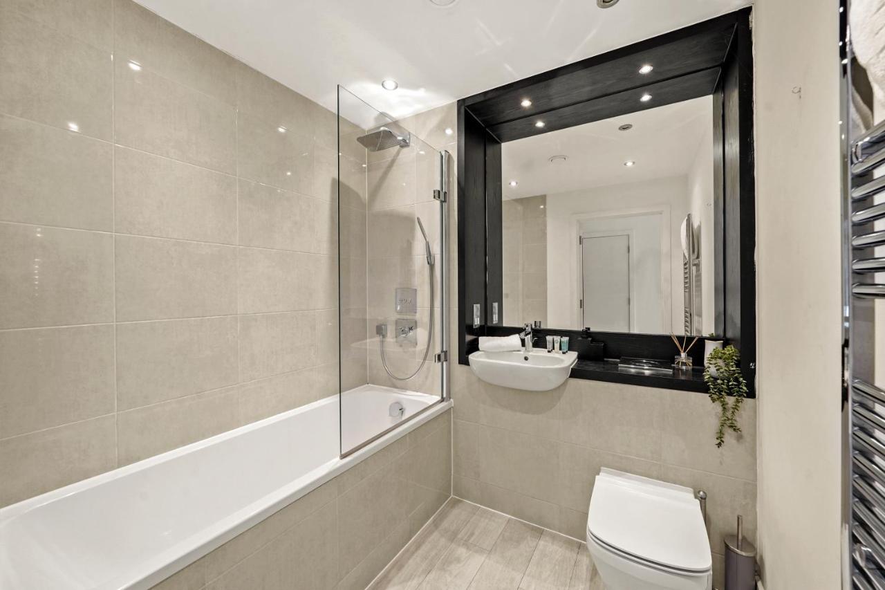 Modern 2 Bed By Station Square Apartment