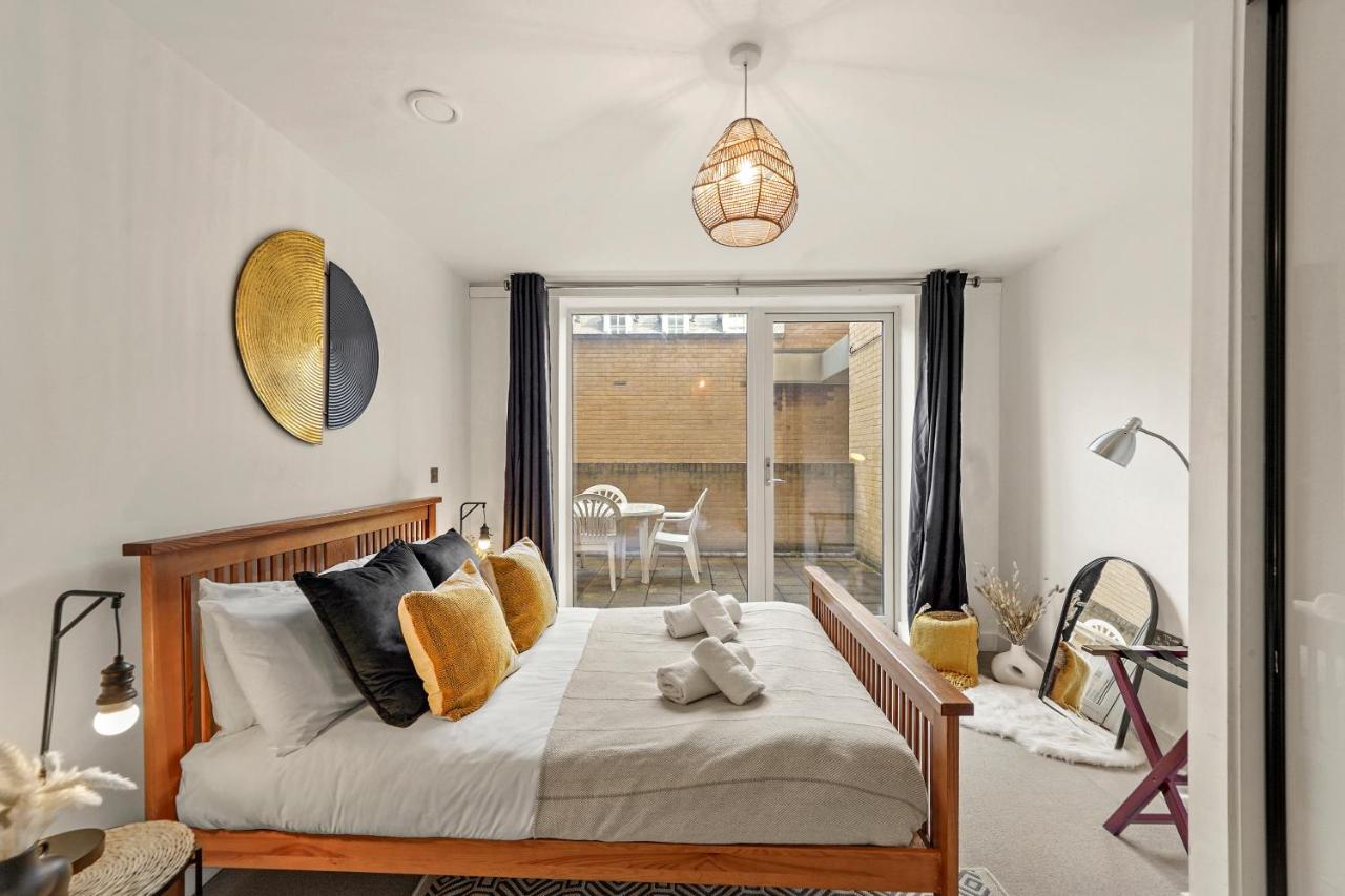 Modern 2 Bed By Station Square *