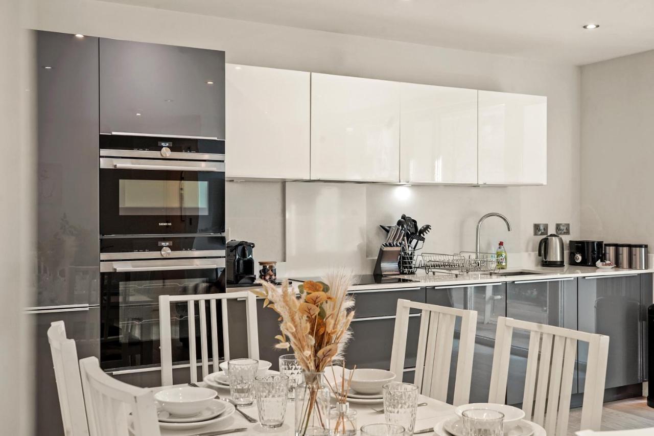 Modern 2 Bed By Station Square Apartment